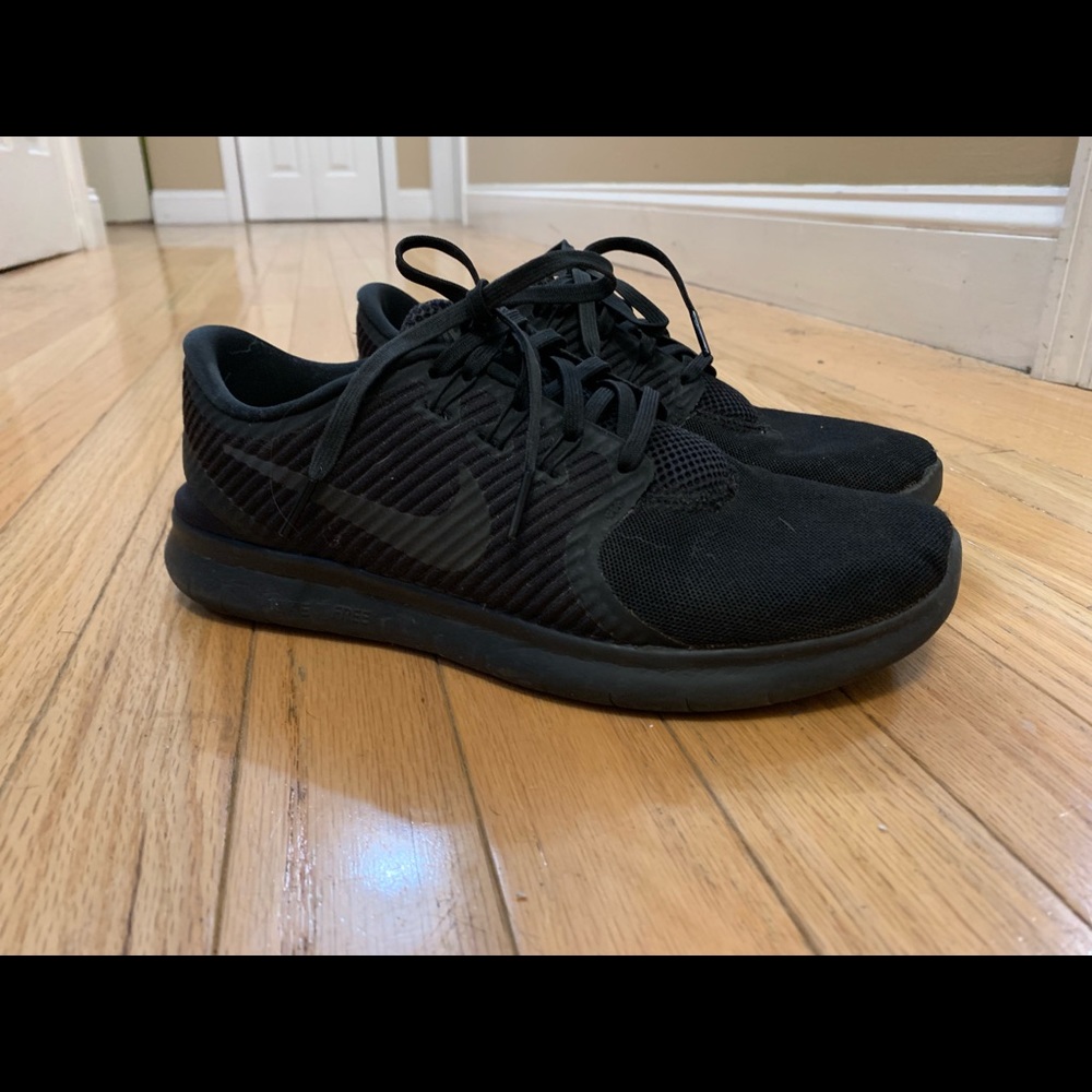 Black nike sneakers